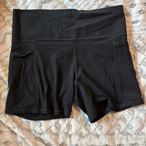 Athleta stash 2 shorts black size large with pockets